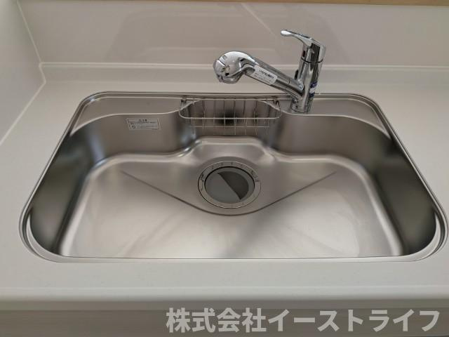 【新築戸建】　いわき市常磐西郷町第10　全10棟のキッチン|2号棟写真　浄水器一体型水栓です◎対面式キッチンなので、リビングルームにいるご家族の様子を見ながら調理ができ、小さなお子様がいるご家庭でも安心です。