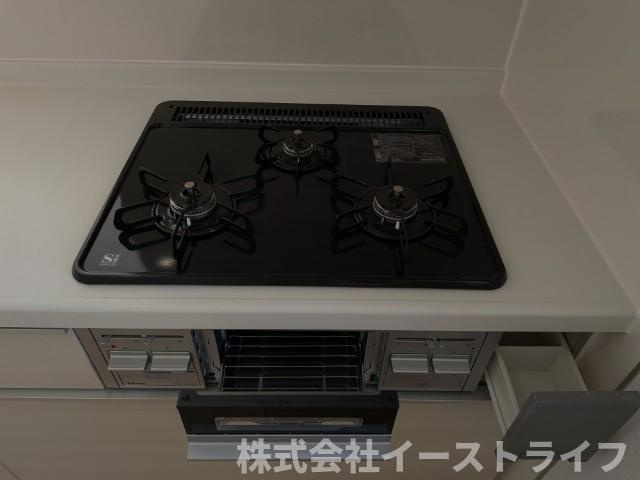 【新築戸建】　いわき市常磐西郷町第10　全10棟のキッチン|2号棟写真　魚焼きグリルと調味料入れがついた使い勝手のよい3口コンロです。