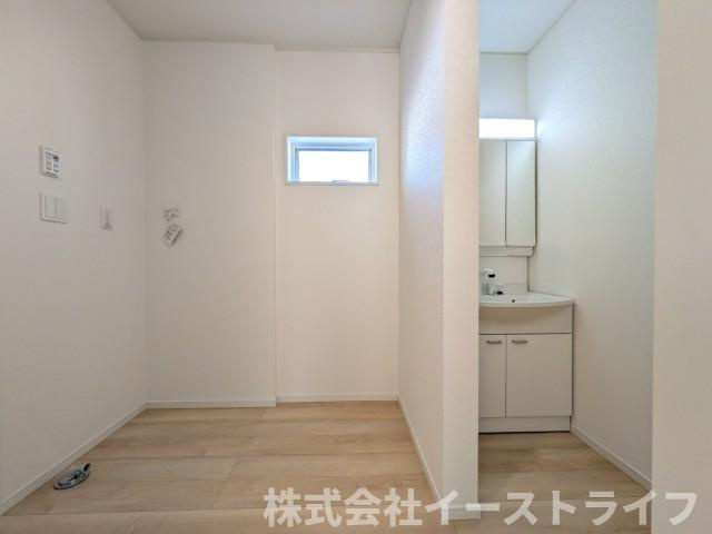 【新築戸建】　いわき市常磐西郷町第10　全10棟の独立洗面台|2号棟写真　独立洗面台と脱衣室が間仕切りされているので、朝の家事と準備が鉢合わせすることがないでの大変便利です。玄関から直接洗面室に行ける動線も◎
