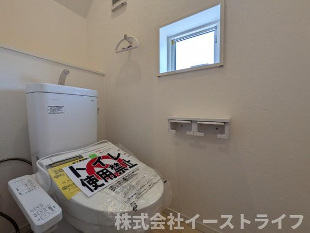 【新築戸建】　いわき市常磐西郷町第10　全10棟のトイレ|2号棟写真　落ち着いた色調のトイレで、温水洗浄機能付き便座です
