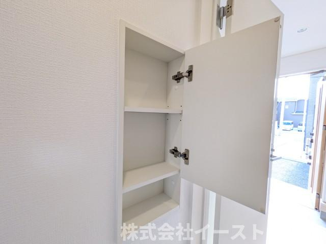 【新築戸建】　いわき市常磐西郷町第10　全10棟のトイレ|同社施工写真　トイレットペーパーなどを収納できる棚が備え付けてあるので大変便利です！