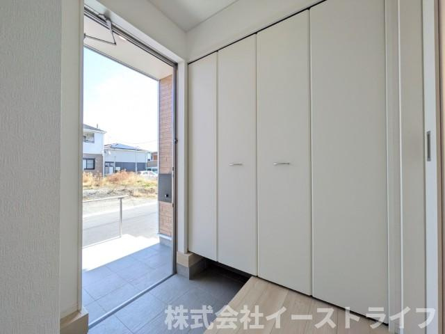 【新築戸建】　いわき市常磐西郷町第10　全10棟の玄関|2号棟写真真　玄関収納は天井いっぱいまであり靴の整理に困りません！
