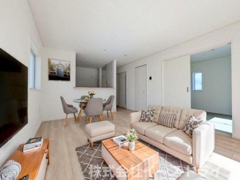 【新築戸建】　いわき市常磐西郷町第10　全10棟の居間・リビング|2号棟のLDKに家具を配置したイメージ画像です。
※本画像はCGで作成しており、実際に現地に 家具は置かれておりません。また、価格に 家具は含まれておりません。