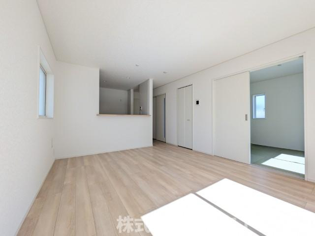 【新築戸建】　いわき市常磐西郷町第10　全10棟の居間・リビング|2号棟写真　広いリビングは、ご家族でゆっくりくつろぎたい方におすすめです。