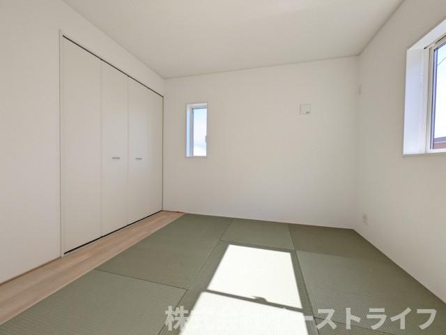 【新築戸建】　いわき市常磐西郷町第10　全10棟の和室|2号棟写真　リビング隣の和室は来客時やお子様の遊び場として最適です！