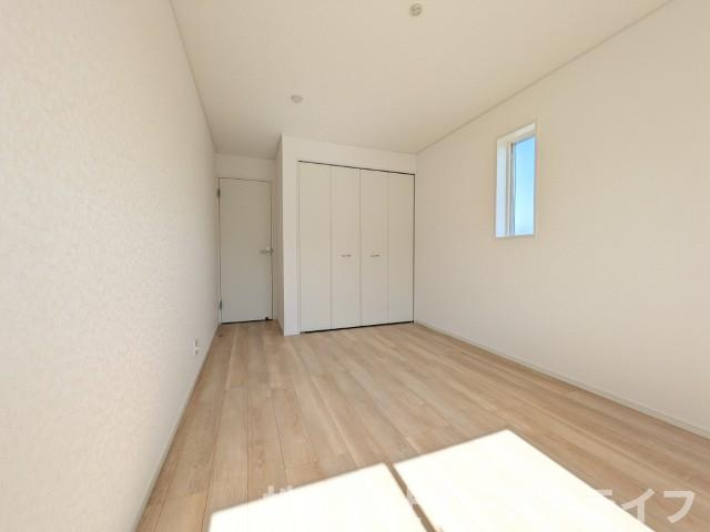 【新築戸建】　いわき市常磐西郷町第10　全10棟の洋室|2号棟写真　洋室は和室と比べて家具を置いたり敷物を敷いたりと、カスタマイズ性が高いので、自分の好みの部屋にしやすいです♪