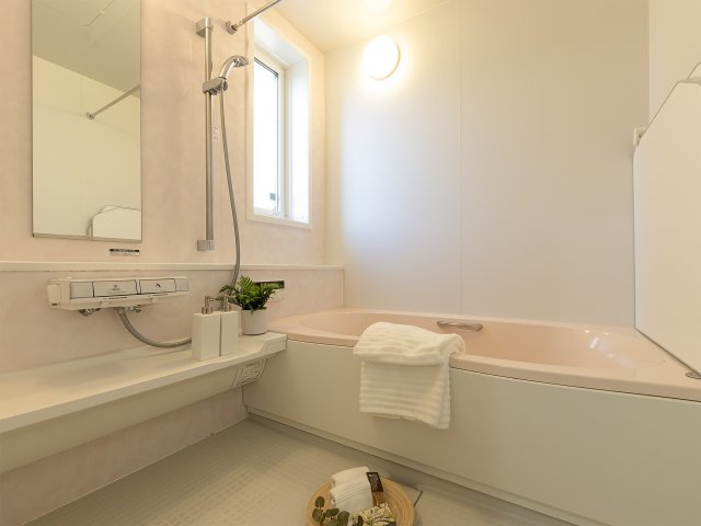 会津若松市天寧寺の浴室|優しい色調のバスルーム。ゆったりとした浴槽で、日々の疲れを心地よく癒せます。