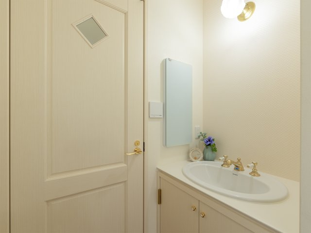 会津若松市天寧寺の洗面所|2階の手洗い場、ゴールドの意匠が光る、ホテルライクで優雅なデザイン。