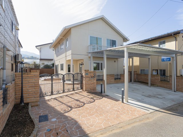 会津若松市天寧寺の外観|品格漂うレンガ調の外構と、ゆとりのカーポートを完備