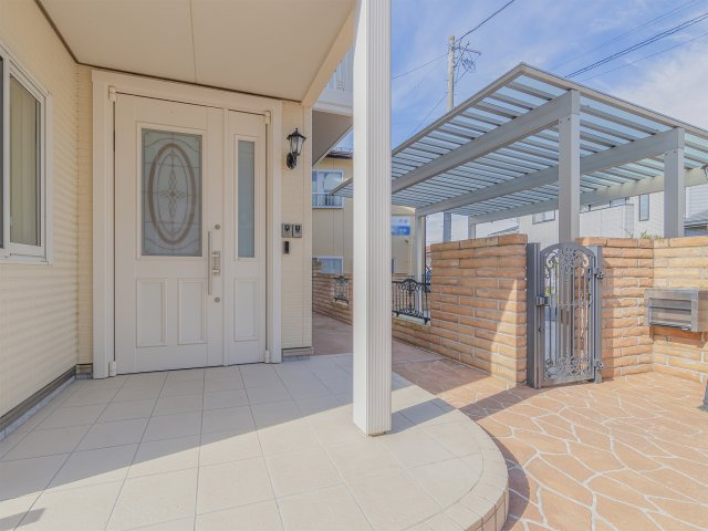 会津若松市天寧寺の玄関|ポーチ灯が優しく灯るエントランス。雨の日も安心な深い軒と、美しい外構デザインが調和します。