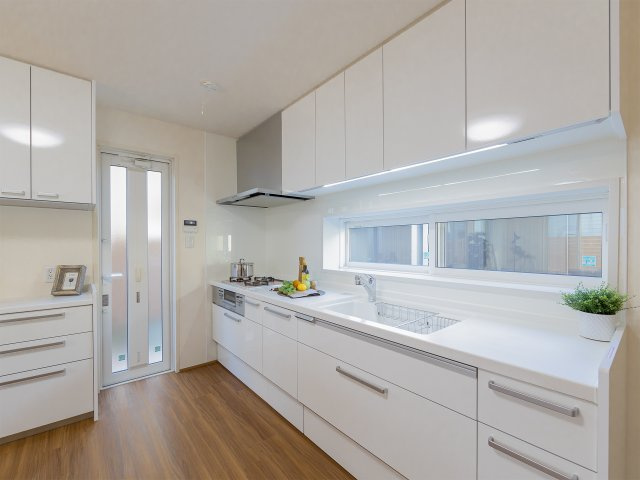 会津若松市天寧寺のキッチン|白で統一された清潔感あるキッチン。