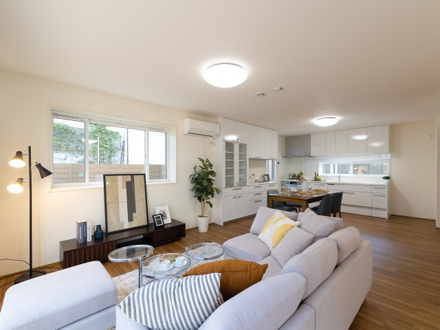 会津若松市天寧寺の居間・リビング|【LDK約18帖】キッチンから全体を見渡せる開放的な間取りが魅力です。
※家具類はイメージです