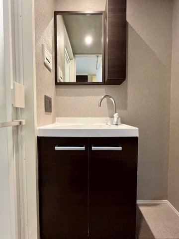 新品家具付きマンション高輪16(KaGood東京)の洗面所|広い洗面スペース