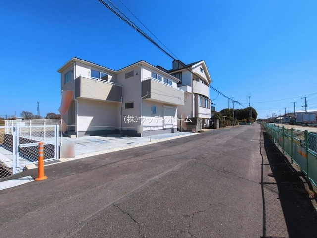 越谷市新川町1丁目　新築一戸建ての前面道路含む現地写真