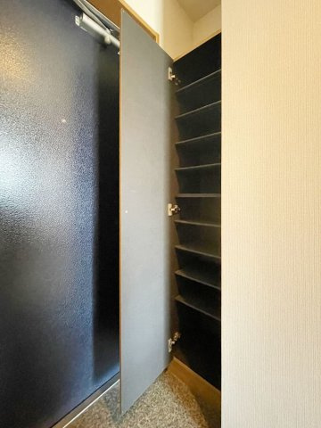 ライツェント広尾の玄関|同タイプ別号室のもの、実際の部屋と仕様等が異なる場合あり。