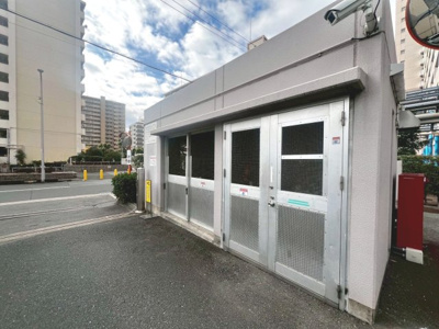 【その他】 | シティコーポ住之江 | 共用部のゴミ捨て場です。扉が閉まるタイプのごみ置き場なので、ごみが動物に荒らされ、汚くなくなる心配がありません♪【2026年月撮影】