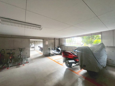 【駐車場】 | シティコーポ住之江 | 敷地内の住人専用のバイク置き場。屋根もあり、雨の日も心強いですね♪【2026年2月撮影】