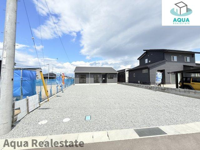 丸亀市津森町の新築一戸建の玄関|収納もある玄関です