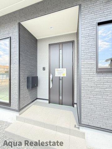 丸亀市津森町の新築一戸建の玄関|収納もある玄関です