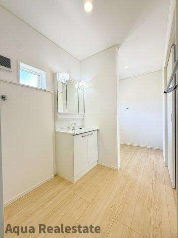 丸亀市津森町の新築一戸建の独立洗面台|独立洗面台、小物を置くことができて便利です