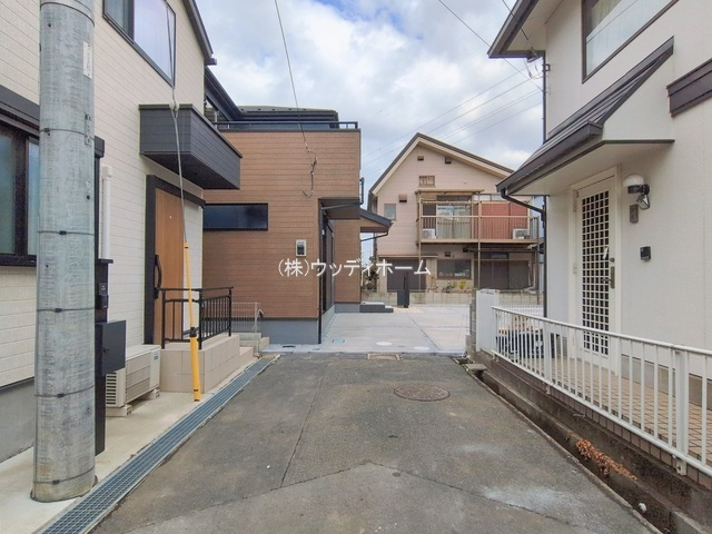 越谷市上間久里2期　新築一戸建ての前面道路含む現地写真