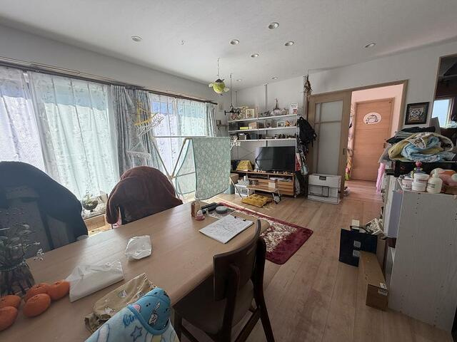 香南市野市大谷　中古戸建ての居間・リビング