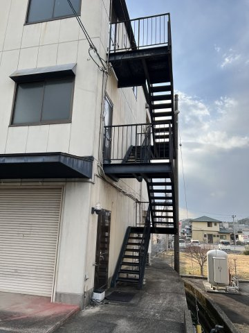 津山市　河辺　3階建店舗ビル　の外観|外部階段