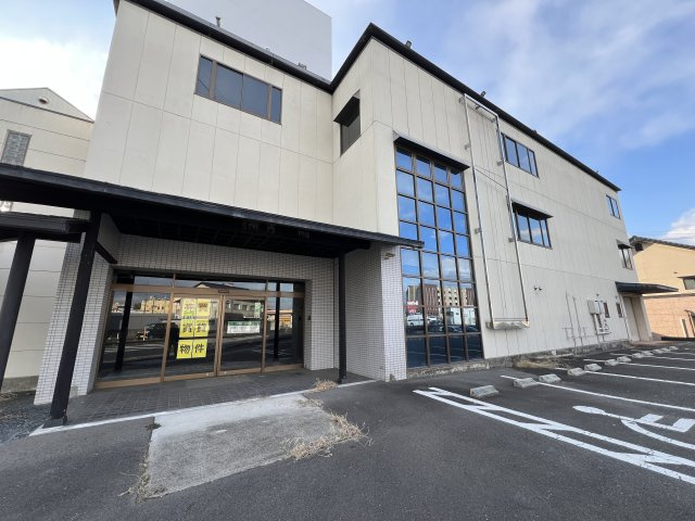 津山市　河辺　3階建店舗ビル　のエントランス