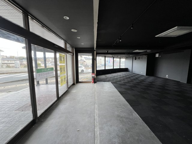 津山市　河辺　3階建店舗ビル　のエントランス