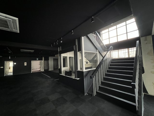津山市　河辺　3階建店舗ビル　のその他|階段