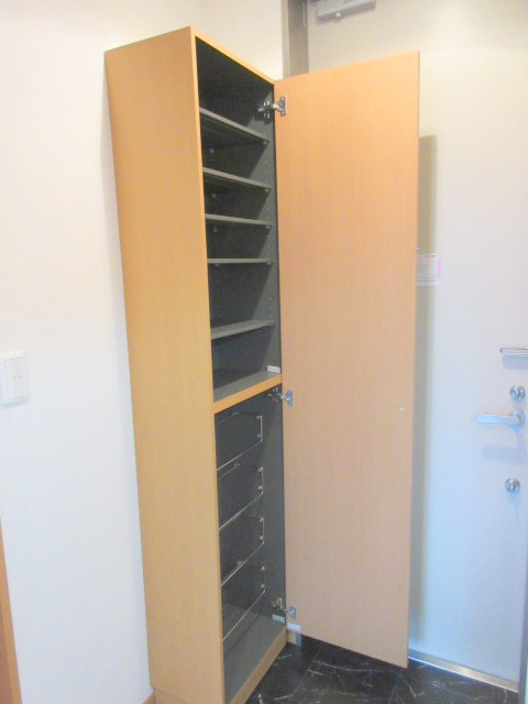 メゾン オークの玄関|玄関前に下駄箱完備