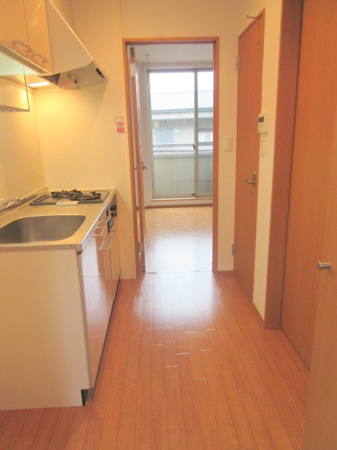 メゾン オークの居間・リビング|玄関から居室へ