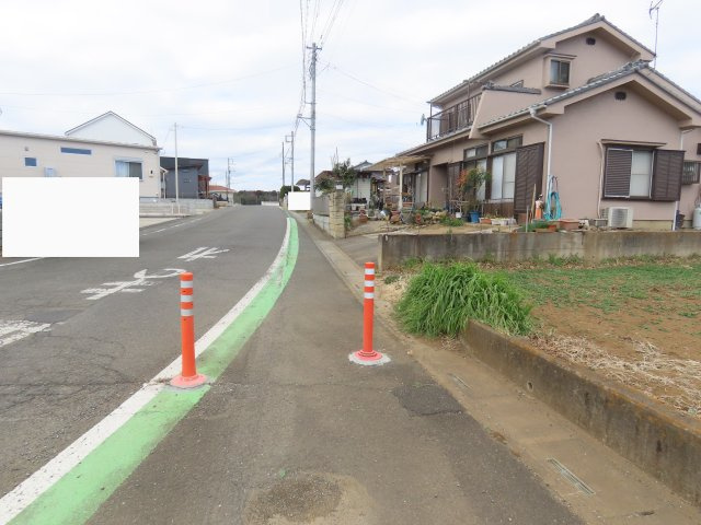 坂戸市成願寺売地の前面道路含む現地写真