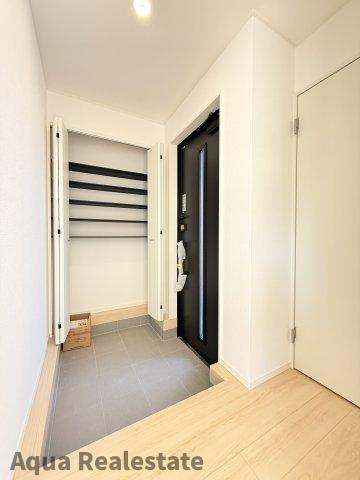 高松市前田西町の新築一戸建の玄関|収納のためのスペースです