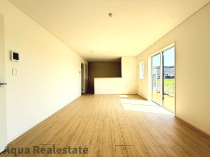 高松市前田西町の新築一戸建の居間・リビング|こちらのリビングで趣味の時間をお楽しみください