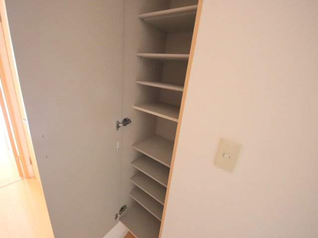 生駒市西松ケ丘の賃貸マンションの収納