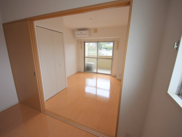 生駒市西松ケ丘の賃貸マンションの居間・リビング