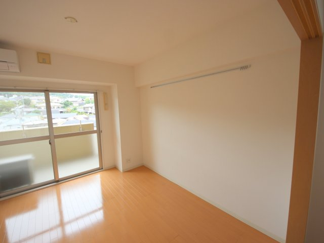 生駒市西松ケ丘の賃貸マンションの洋室