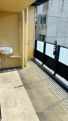 ブランシエラ岡山のロビー|広いバルコニーです。水道もあります。