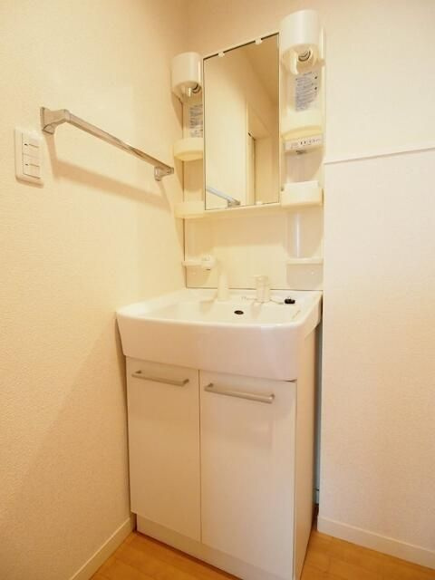 ドルチェ本八幡Ａ棟の独立洗面台