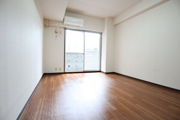 リブローネ南山の洋室