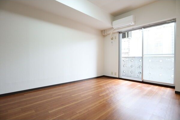 リブローネ南山の洋室