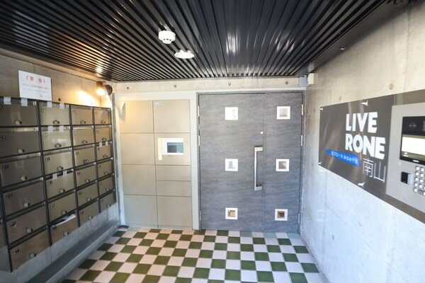 リブローネ南山のエントランス