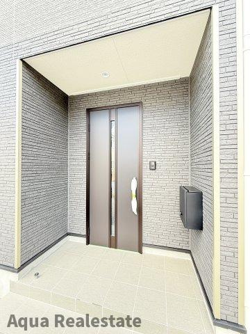 高松市太田上町の新築一戸建の玄関|明るい玄関です