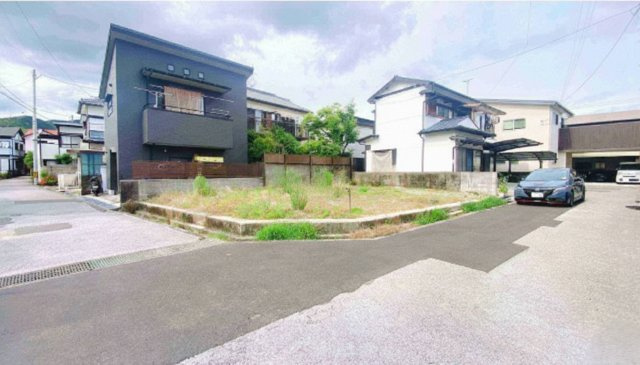 高知市南久万　建築条件なし売土地の前面道路含む現地写真|ゆとりある全面道路