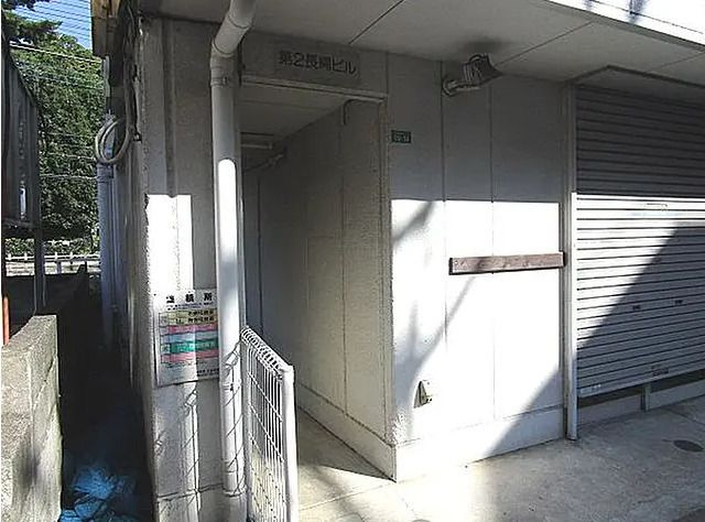 第二長縄ビルのエントランス