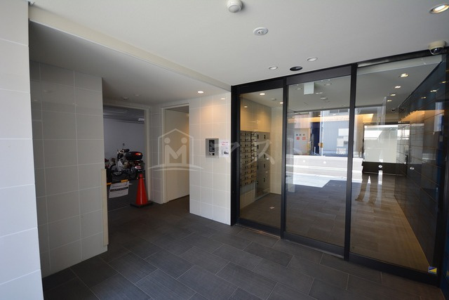 セオリー難波WESTのロビー