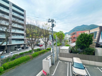 【展望】 | 以和貴マンション須賀町☆仲介手数料半額☆ | 遮るもののない開放的な景色が広がります。夜には街の灯りが美しく、季節の移ろいを身近に感じられる贅沢な眺めです。