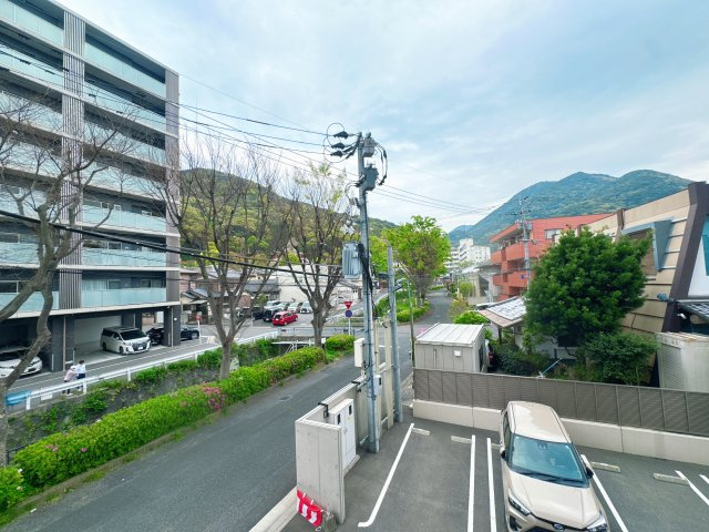 【展望】 | 以和貴マンション須賀町☆仲介手数料半額☆ | 遮るもののない開放的な景色が広がります。夜には街の灯りが美しく、季節の移ろいを身近に感じられる贅沢な眺めです。