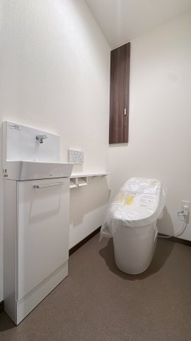 【トイレ】 | 以和貴マンション須賀町☆仲介手数料半額☆ | 清潔感のある温水洗浄便座付きトイレ。毎日使う場所だからこそ、シンプルで落ち着ける空間に仕上げています。